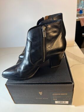 Frye Black Leather Side-Zip Ankle Booties Sz 7.5M very good condition.